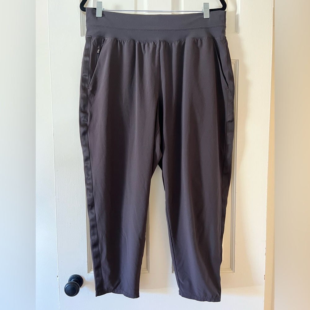 Athleta- brown cropped pants